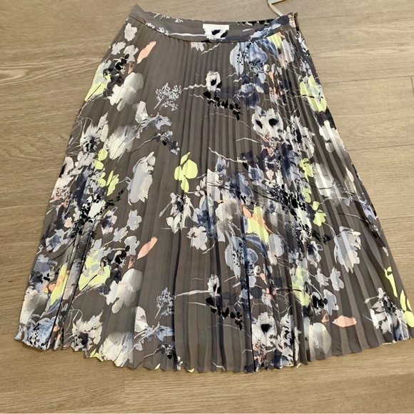 Emerson Rose Dresses & Skirts - NWT Emerson Rose Floral Pleated Midi Skirt